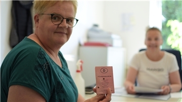 Tanja Prigge (links) aus Stubben ist zum Umtausch ihres alten Führerscheins zu Sachbearbeiterin Heike Heins ins Beverstedter Rathaus gekommen.