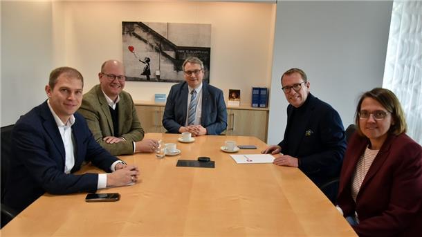 Tanja Steinecke (von rechts), Staatssekretär Stefan Muhle, Landrat Marco Prietz, MdL Marco Mohrmann und MdL Eike Holsten bei der Bescheidübergabe im Rotenburger Kreishaus.