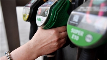 Tanken ist noch immer teurer als vor der Eskalation in Nahost - dabei ist der Ölpreis wieder gefallen.