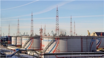 Tanks des russischen Staatsunternehmens Transneftim Ölterminal von Ust-Luga. Die EU-Staaten haben sich auf die Höhe eines Preisdeckels für russisches Öl geeinigt.