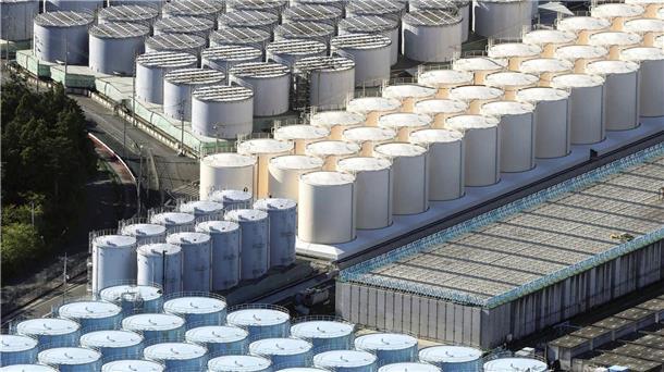 Japan beginnt Verklappung von Fukushima-Kühlwasser Tanks, die im Kernkraftwerk Fukushima Daiichi aufbereitetes radioaktives Abwasser enthalten.