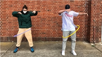 Tanz-Weltmeister Moritz Beer (rechts) und Hip-Hop-Tänzer Louis Hermann testen das Hullern – und haben so ihre Probleme.