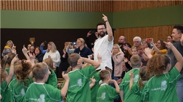 Tanzen macht Spaß: die beiden Tanzcoaches Osman Yagmur Mitte) und Patrick Decavele (rechts) vermitteln Rhader Grundschülern jede Menge Spaß an der Bewegung. Eltern filmen und fotografieren begeistert.