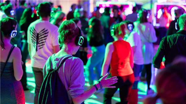 Bilder des Tages Tanzvergnügen ganz ohne Lärm: Bei der Silent Party im niedersächsischen Landtag feiern die Gäste mit Kopfhörern.