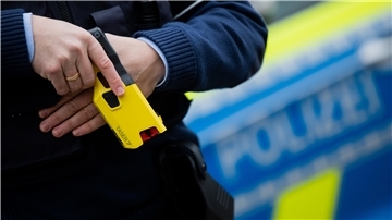 Taser sind effektiv, um aggressive Täter ruhig zu stellen. Sie werden im Zusammenhang mit der Debatte um Gewalt gegen Polizisten immer wieder ins Spiel gebracht.