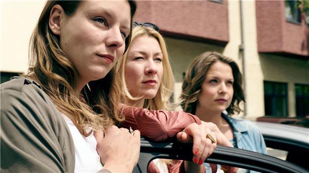 Tati (Xenia Tiling), Mel (Genija Rykova) und Lou (Josephine Ehlert) sind bereit für den Urlaub.