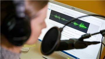 Tatjana Ehbauer von der ARD-Aussprachedatenbank nimmt eine Audiodatei für die fast 23 Jahre alte Datenbank auf.
