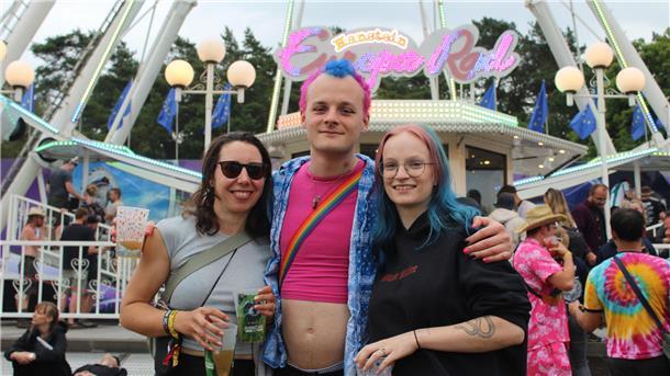 Drei Personen vor einem Riesenrad