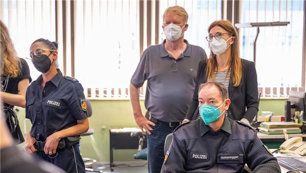 Tatort-Dreh in Bremerhaven, mit dabei Touristikchef Ralf Meyer und die Statisten Oliver Coordes und Corinna Brand.