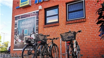 E-Bikes vor Edeka-Geschäft