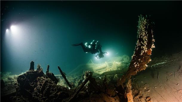 Taucher entdecken ein Schiff aus dem Ersten Weltkrieg am Meeresboden.