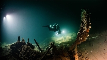 Taucher entdecken ein Schiff aus dem Ersten Weltkrieg am Meeresboden.