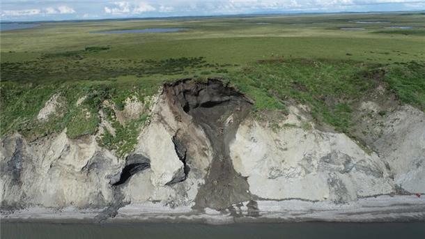 Tauender Permafrost mit sogenannten „Slumps“ auf der Baldwin Halbinsel im Nordwest-Kanada.