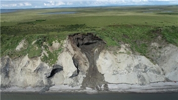 Tauender Permafrost mit sogenannten „Slumps“ auf der Baldwin Halbinsel im Nordwest-Kanada.