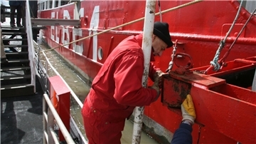 Tausende Arbeitsstunden haben die Ehrenamtlichen des Feuerschiffvereins investiert, damit die "Elbe 1" im Jahr 2025 wieder Cuxhavener und Urlauber an der Alten Liebe erfreuen kann.