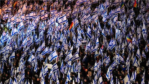 Erneut Massenproteste in Israel gegen Justizreform Tausende Demonstranten sind hier in Tel Aviv auf die Straße gegangen um gegen die geplante Justizreform zu protestieren.