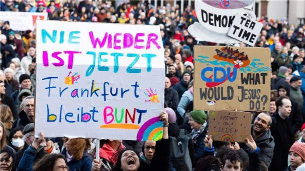Rund eine halbe Million Demonstranten gegen rechts Tausende demonstrieren in Frankfurt gegen Rechtsextremismus.