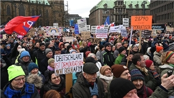 Demonstranten mit Plakaten