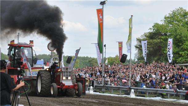 Tausende Farm-Pulling Fans verfolgten die Wettkämpfe in Volkmarst.