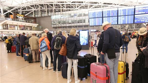 Tausende Fluggäste waren von der Geiselnahme auf dem Hamburger Flughafen betroffen. Jetzt läuft der Flugbetrieb wieder an.