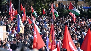 Tausende haben sich in Berlin für eine Demonstration gegen den Gaza-Krieg versammelt.