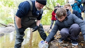 Tausende Lachse werden von Schülern in Hannover ausgwildert.
