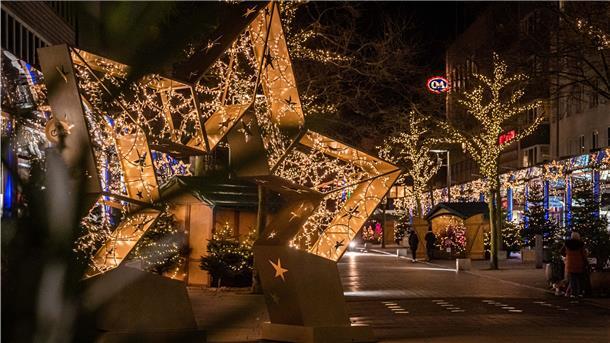 Lichterglanz als Lockmittel in Bremerhaven Tausende LED-Lämpchen sorgen heute in der „Bürger“ für Lichterglanz.