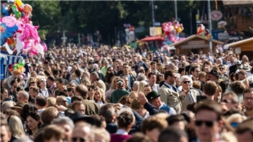 Tausende Menschen drängen sich über das Oktoberfestgelände in München.