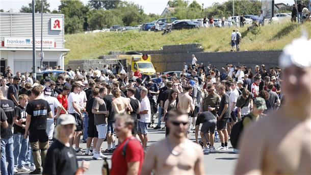 Tausende Menschen haben sich laut Polizei in und um Altschauerberg in Mittelfranken versammelt - sogenannte Hater des Youtubers „Drachenlord“.