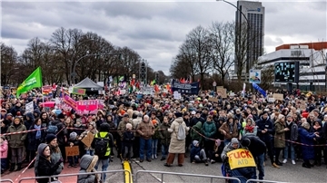Tausende Menschen haben sich zu einer Demonstrationen gegen rechts in Hamburg versammelt.
