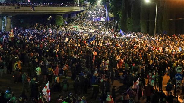 Tausende Menschen protestieren in der Hauptstadt Tiflis gegen das umstrittene Gesetz.