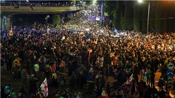 Tausende Menschen protestieren in der Hauptstadt Tiflis gegen das umstrittene Gesetz.