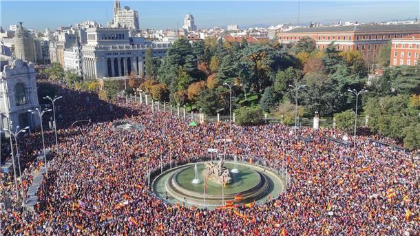 Tausende Menschen protestieren in Madrid gegen die geplante Amnestie für katalanische Separatisten. Spaniens Regierungschef Pedro Sánchez hatte sie separatistischen Parteien im Gegenzug für ihre Unterstützung bei seiner Wiederwahl zugesagt.