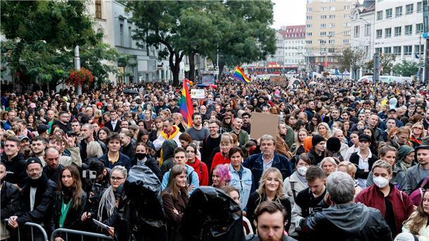 Protest nach Mordanschlag auf Schwulenbar in Bratislava Tausende Menschen versammeln sich in der slowakischen Hauptstadt Bratislava, um gegen Hass auf sexuelle Minderheiten zu protestieren.