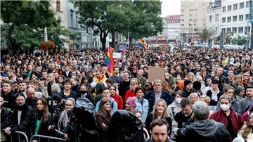 Tausende Menschen versammeln sich in der slowakischen Hauptstadt Bratislava, um gegen Hass auf sexuelle Minderheiten zu protestieren.