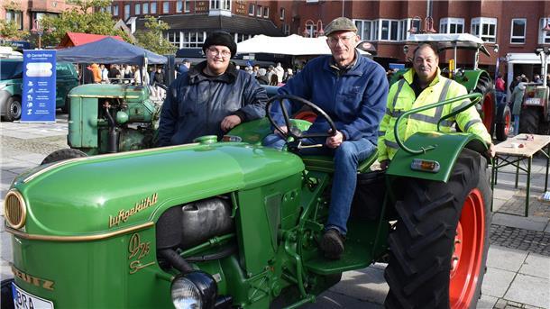 Tausende Menschen waren am Sonntag beim großen Ochsenmarkt in der Nordenhamer Innenstadt auf den Beinen. Die „Rostheuler“ waren mit ihren Oldtimer-Treckern dabei.