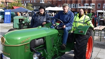 Tausende Menschen waren am Sonntag beim großen Ochsenmarkt in der Nordenhamer Innenstadt auf den Beinen. Die „Rostheuler“ waren mit ihren Oldtimer-Treckern dabei.
