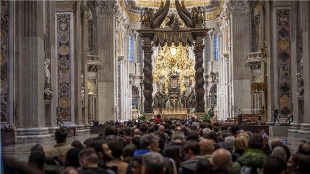 Tausende nehmen Abschied von Benedikt XVI.