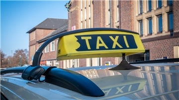 Taxi vor dem Bahnhof