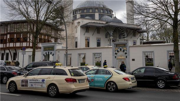 Haftbefehl nach Messerattacke auf Berliner Taxifahrer Taxis stehen kurz vor der Beerdigungszeremonie für einen Taxifahrer, der im Berliner Grunewald getötet worden ist, vor der Ditib-Sehitlik Moschee.