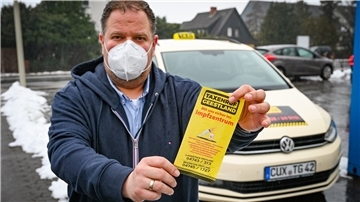 Taxiunternehmer Michael Brümmer vom Taxenruf Geestland hofft auf möglichst viele Fahrten zum Impfzentrum nach Cuxhaven.