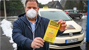 Taxiunternehmer Michael Brümmer vom Taxenruf Geestland hofft auf möglichst viele Fahrten zum Impfzentrum nach Cuxhaven.
