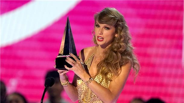 Taylor Swift nimmt den Preis für das beste Musikvideo bei den American Music Awards 2022 entgegen.