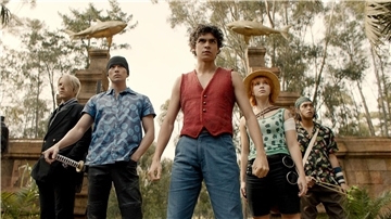 Taz Skylar als Sanji (l-r), Mackenyu Arata als Roronoa Zoro, Iñaki Godoy als Monkey D. Luffy, Emily Rudd als Nami und Jacob Romero Gibson als Usopp im ersten Teil der Netflix-Serie „One Piece“.