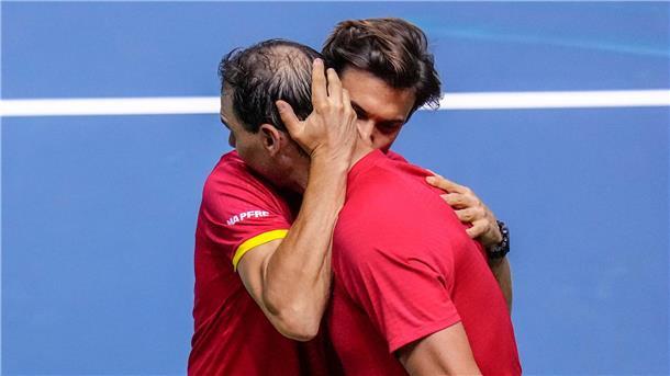 Teamchef David Ferrer tröstet Superstar Rafael Nadal nach der Niederlage in dessen letztem Spiel.