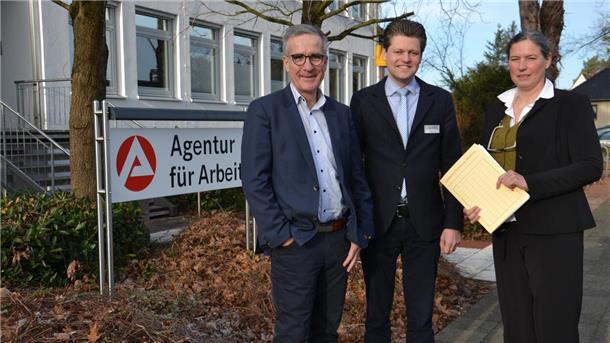 Teamleiter Oliver Lemke (links), Jobcenterchef Gregor Stein und Sozialdezernentin Imke Colshorn blicken zuversichtlich auf den Arbeitsmarkt 2023.