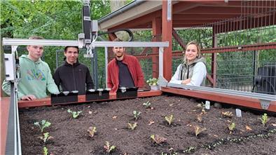 Teamwork an der Waldschule Hagen (von links): Milan Lüerssen, Eric Braza, Lehrer Uli Seeman und Laura Schorsch betreuen den Farmbot.