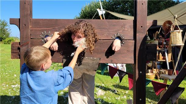 Impressionen aus mittelalterlichem Mulsum: Hartes Ringen beim Wurster Dreikampf Teeren und Federn: Finn kennt bei Isabel keine Gnade.
