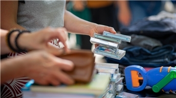 Alte Kassetten werden auf einem Flohmarkt angeboten