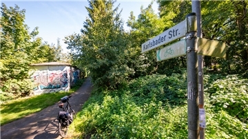 Teile des sogenannten Leher Dschungels an der Karlsbader Straße sollen nun bebaut werden. Der Bau-Ausschuss gab grünes Licht.